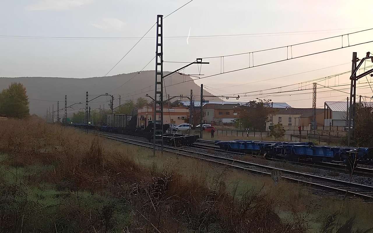 Экстренные службы сообщили о сходе поезда с рельсов