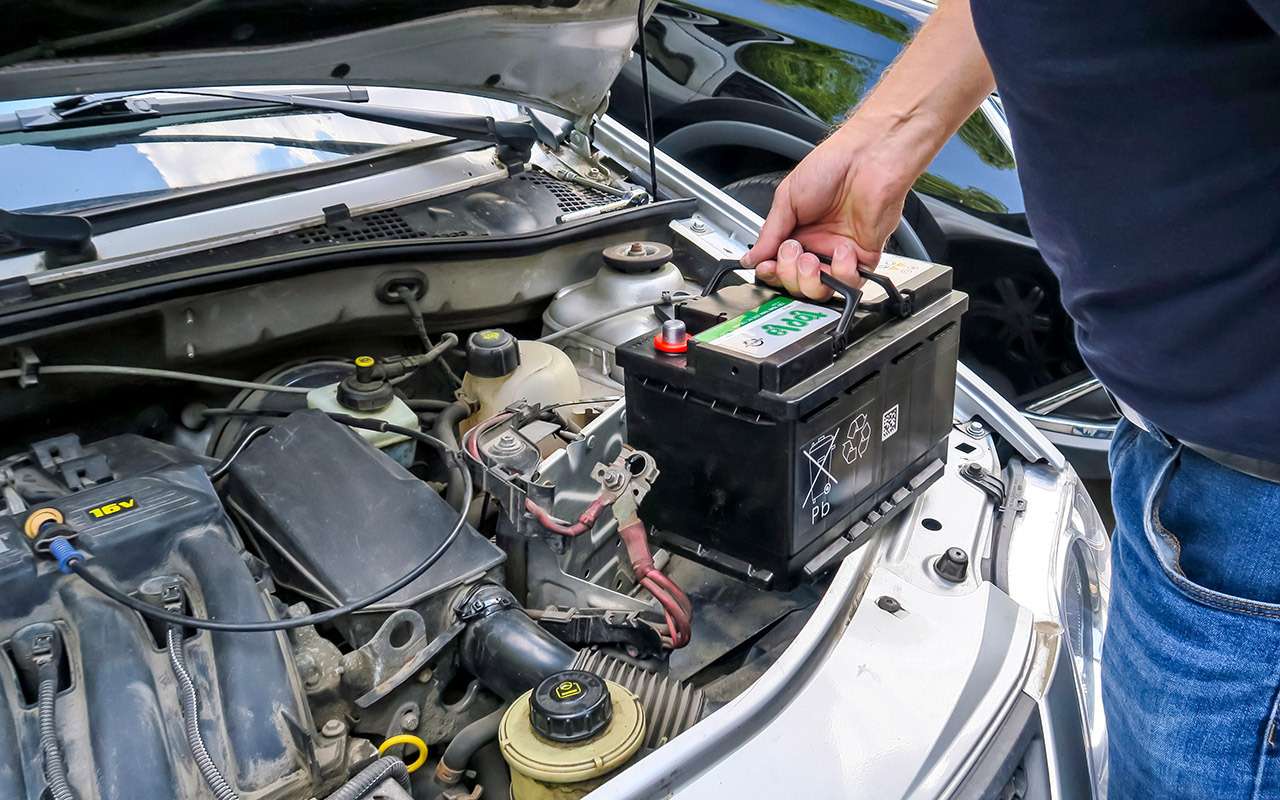 Рабочий момент испытаний: аккумулятор, не желающий крутить стартер Ларгуса, искупали в горячей ванне, после чего возвращаем под капот.