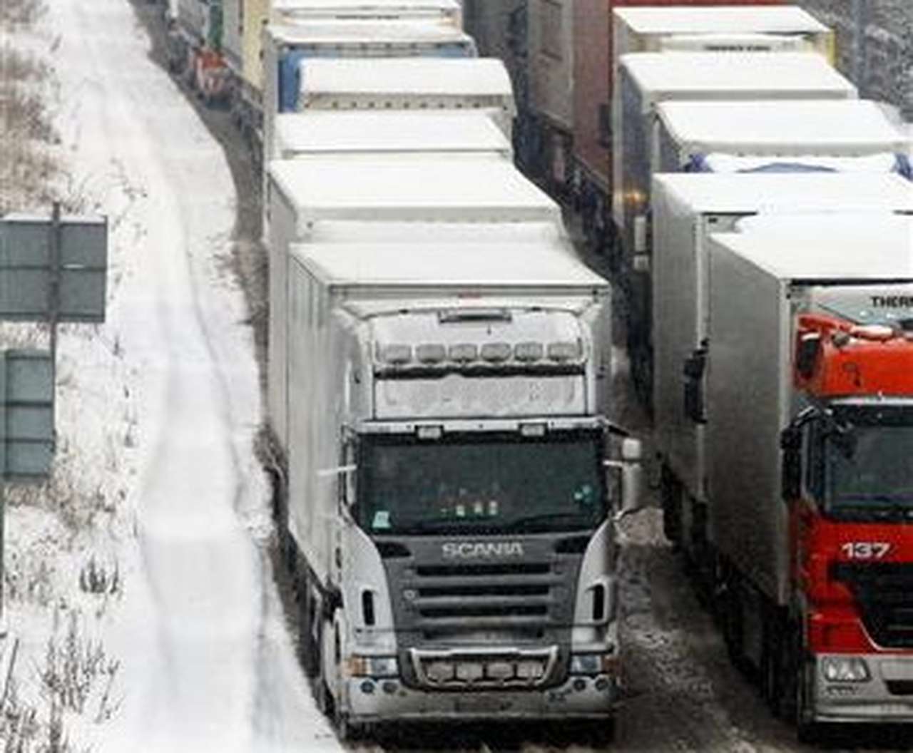 Зимой грузовикам могут запретить ездить на летней резине