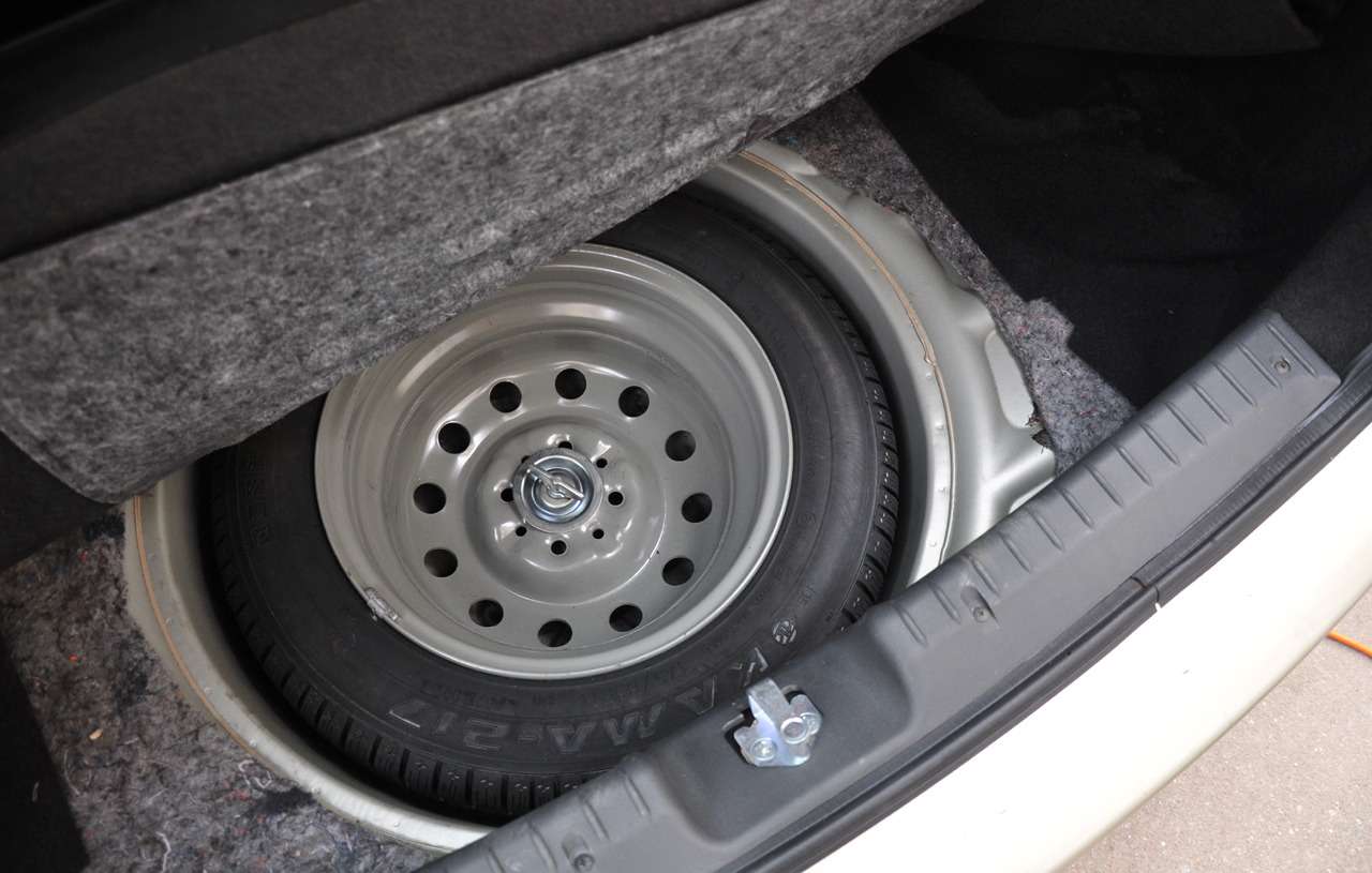 Под полом багажника оставили полноразмерную запаску.