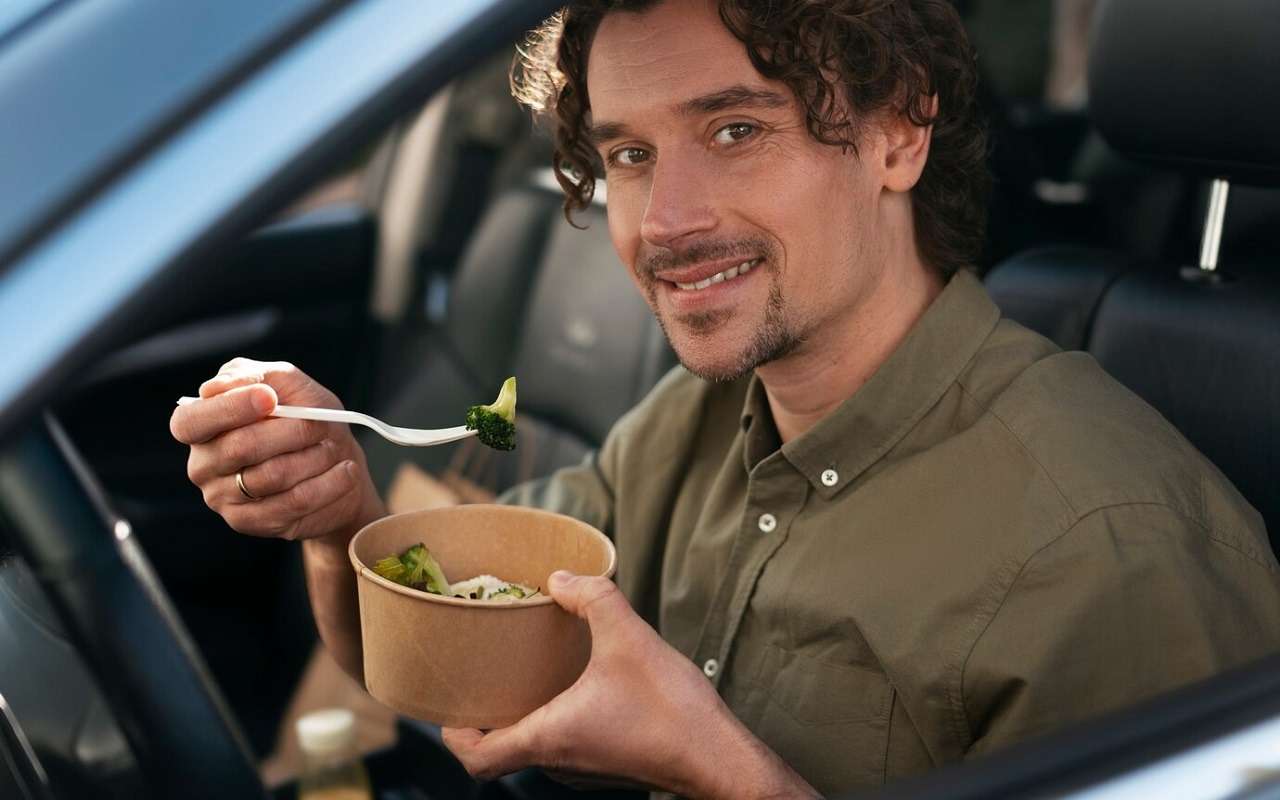 Если вас укачивает в машине, возьмите эти продукты — они снизят приступ тошноты