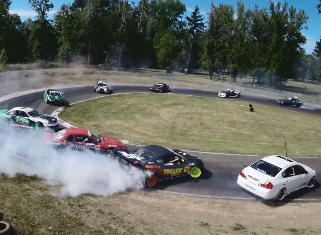 Тандем-дрифт выполняют сразу 12 автомобилей (ВИДЕО)