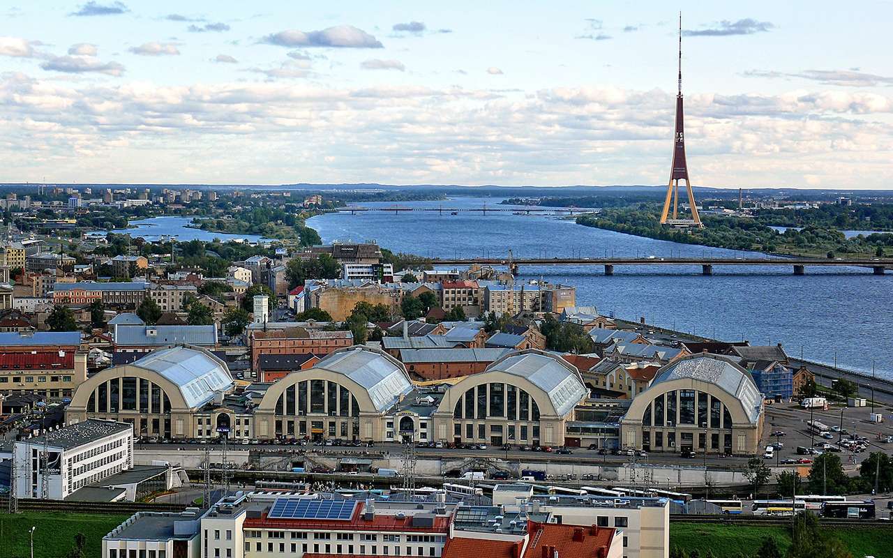 Знаменитый рижский рынок, который, будучи в Риге, просто нельзя не посетить.