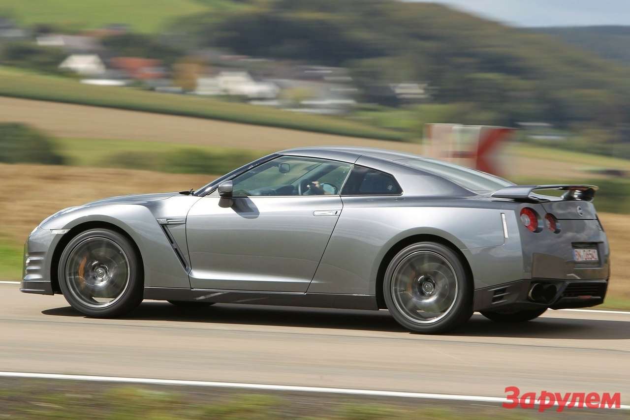 Nissan GT-R в своем нынешнем виде (на фото) ускоряется с нуля до 100 км/ч всего за 2,84 с, но после очередного обновления этот показатель должен составить примерно 2,7 с – на 0,2 с меньше, чем у Lamborghini Aventador LP700-4!