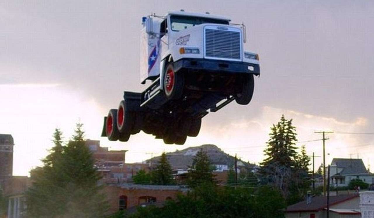 Американец установил мировой рекорд по прыжкам на грузовике (ВИДЕО)