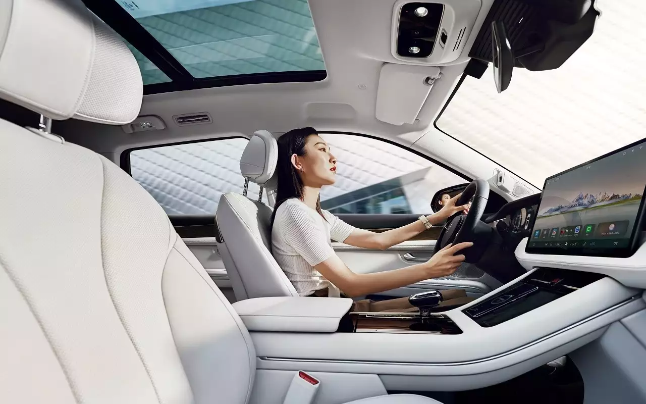 Интерьер Aito Seres M7