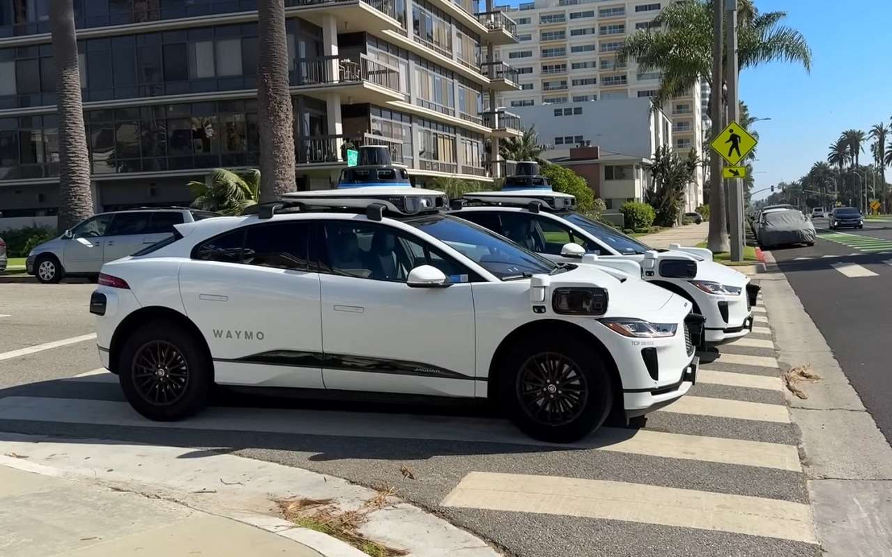 Беспилотники научились «подрезать» друг друга