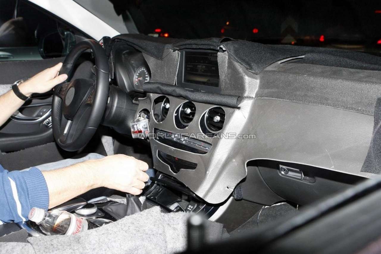 Три центральных кругляша дефлекторов обдува – решение, позаимствованное у компактвэна B-class. Обратите, кстати, внимание на еще одну важную деталь – новый контроллер мультимедийного комплекса на центральном тоннеле. Создается впечатление, что он работает по тому же принципу, что и лексусовская «мышь» системы Remote Touch