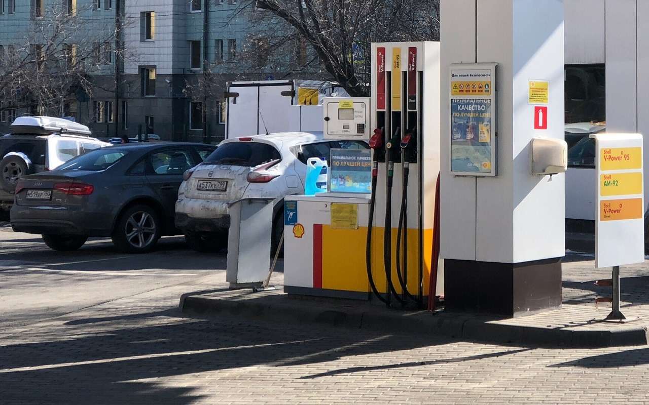 АЗС не упустят шанс заработать: насколько подорожает бензин к майским праздникам