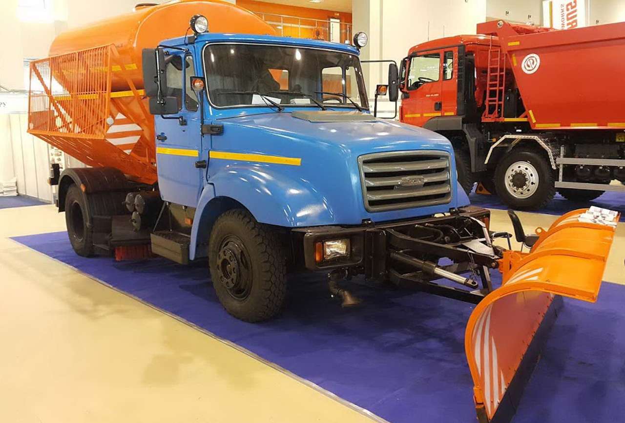 Коммунальная машина МДКП-43276: и посыплет, и помоет