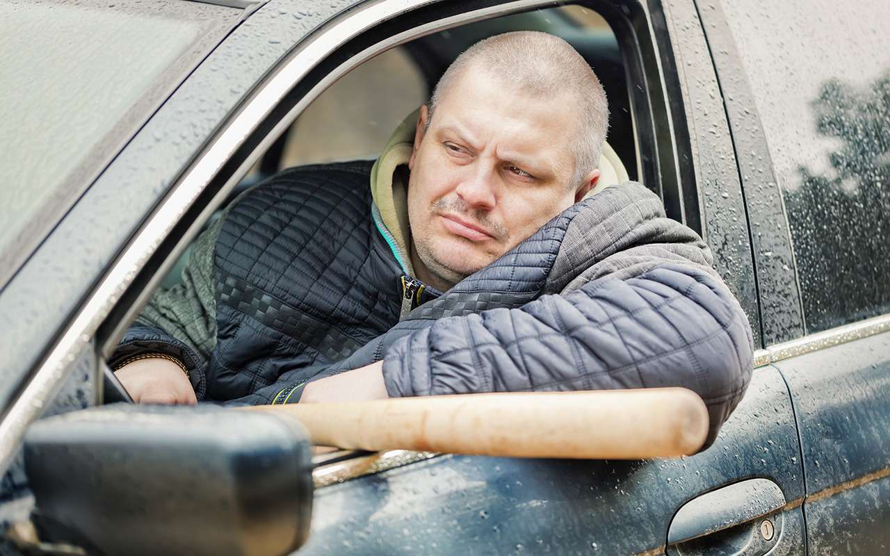 Монтировки, ломики и клюшки для гольфа – что держат для самообороны наши водители. Исследование