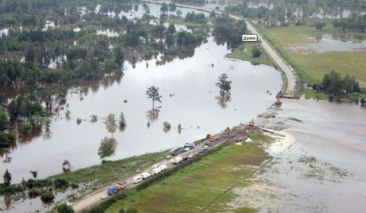 В Приамурье разлившиеся реки творят разрушения, а в Якутии, уже пережившей затопление, ликвидируют его последствия
