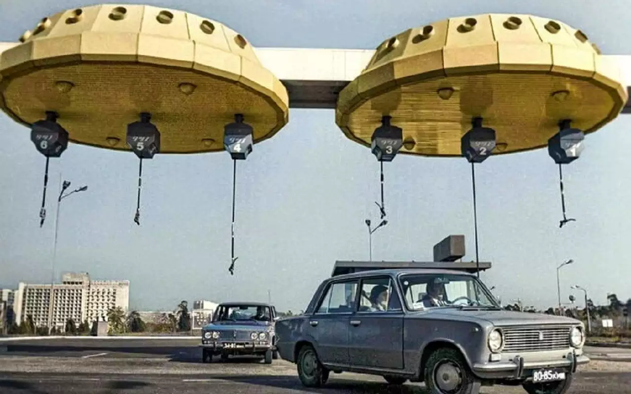 АЗС с подвешенными шлангами