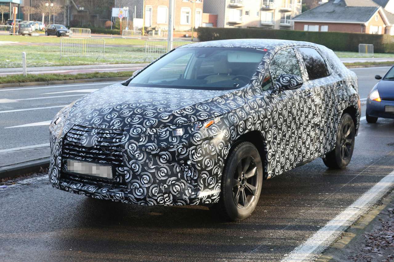 Новый Lexus RX впервые показался на горизонте