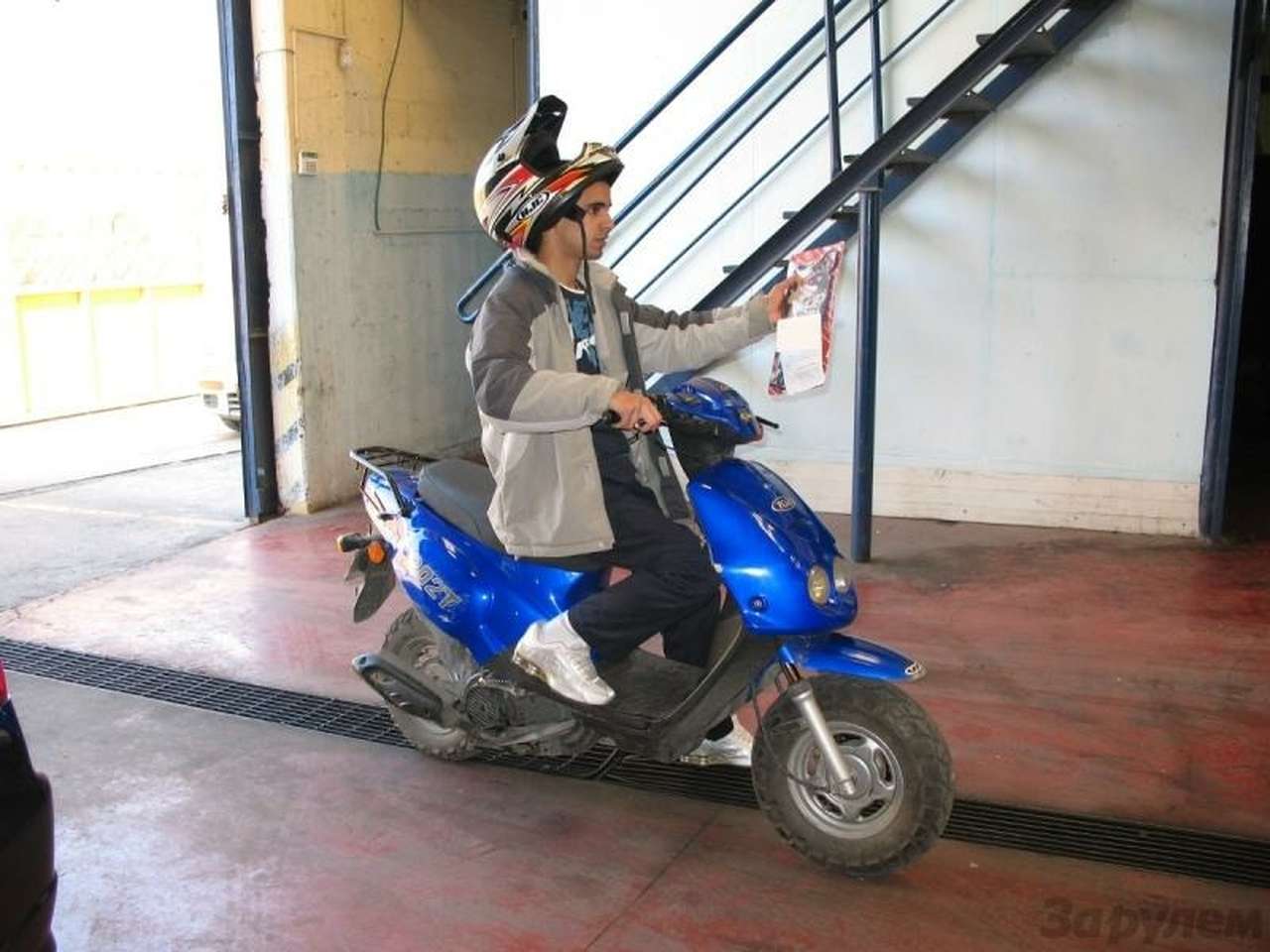 Мальчик на скутере без проволочек доставляет с базы мелкие детали.