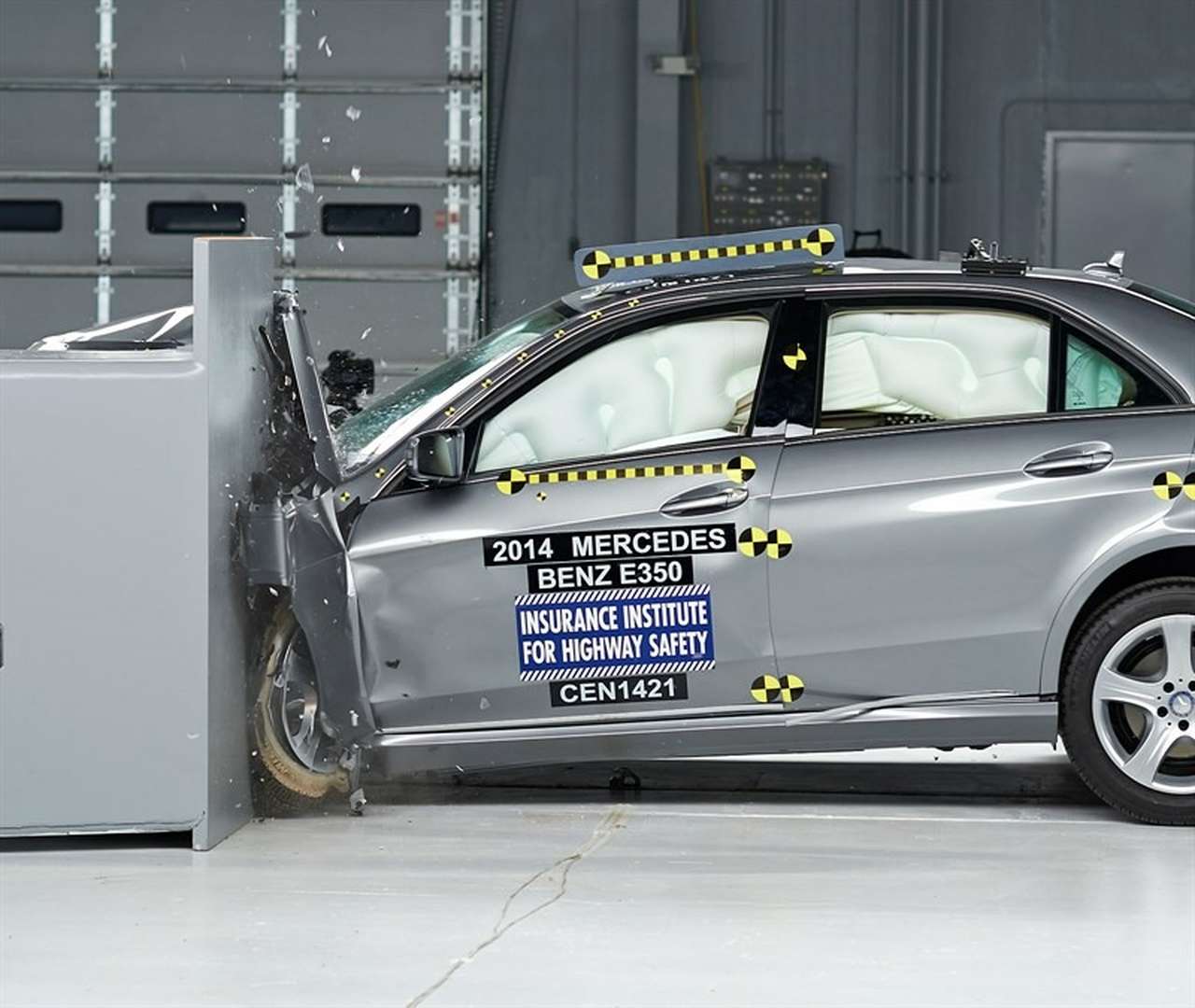 IIHS проверил на прочность Mercedes-Benz E-класса