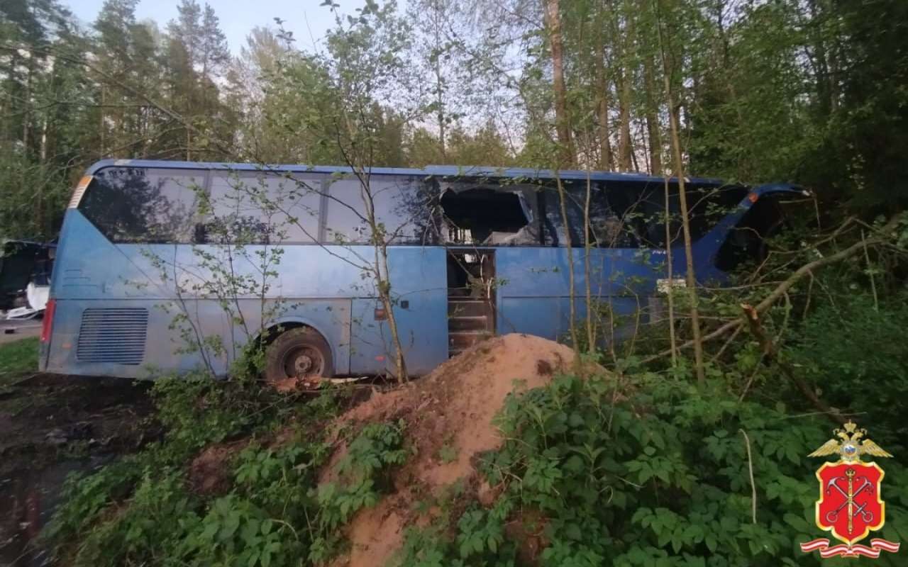 Автобус с рабочими, ГАЗель и легковушка столкнулись: подробности страшного ДТП