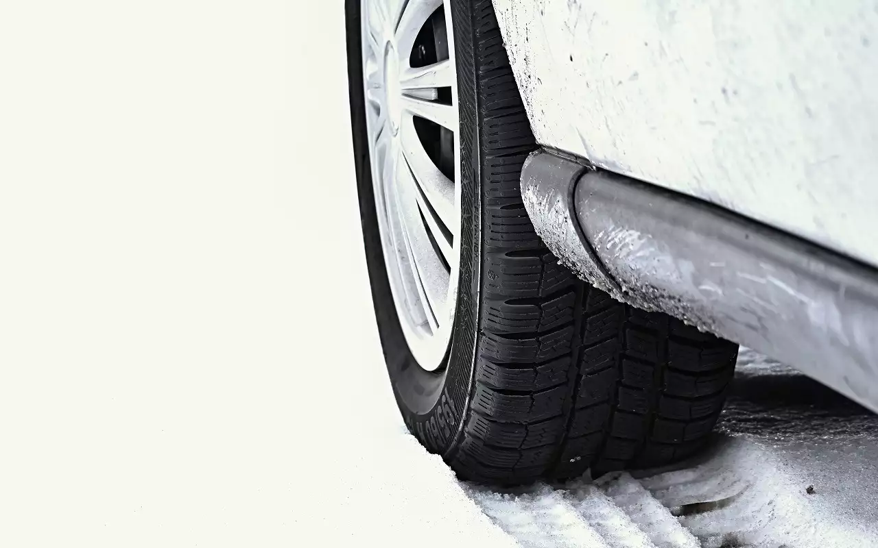 Водителям напомнили о штрафах за летнюю резину зимой