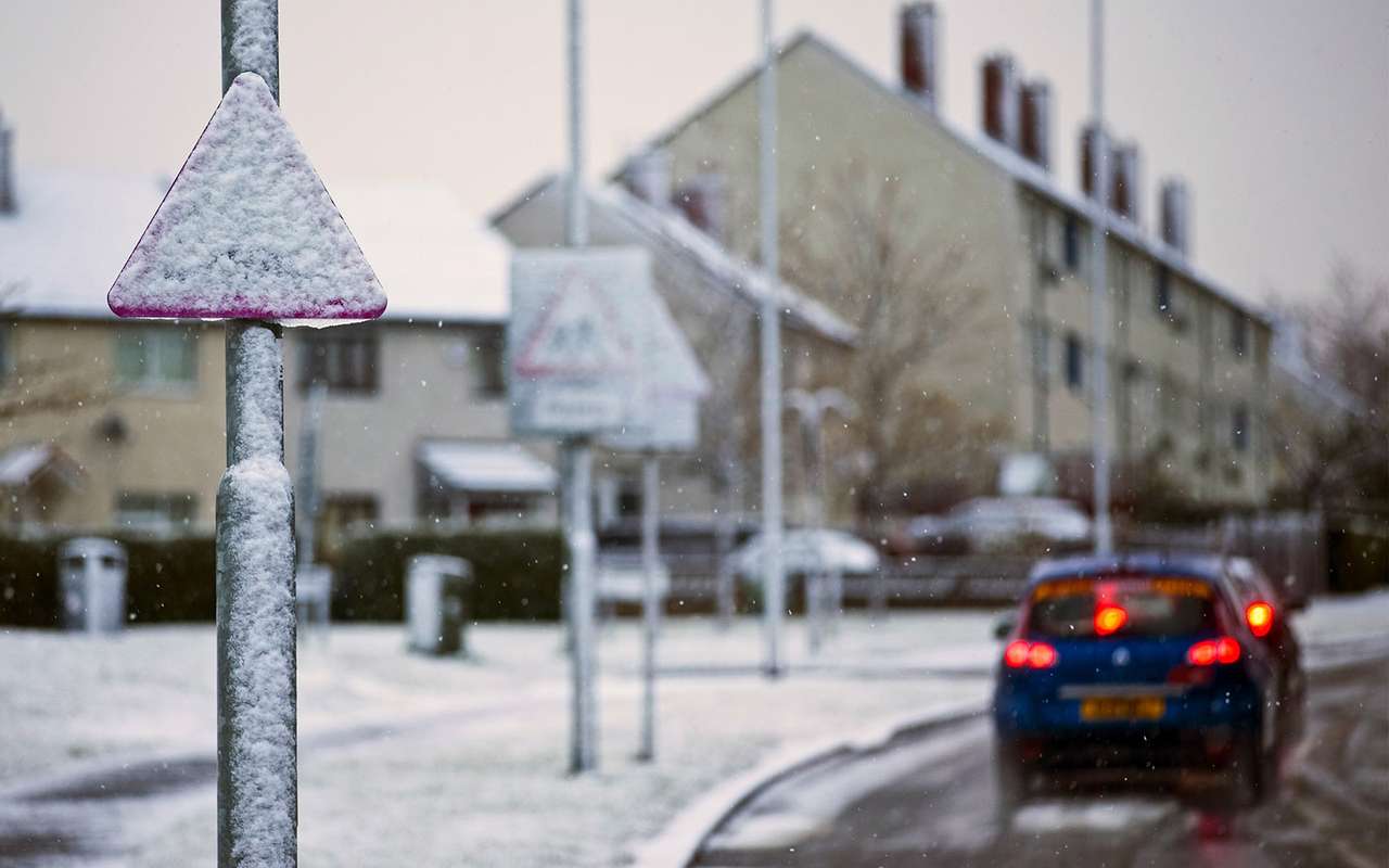 При хорошем снегопаде дорожные знаки превращаются в невидимые.