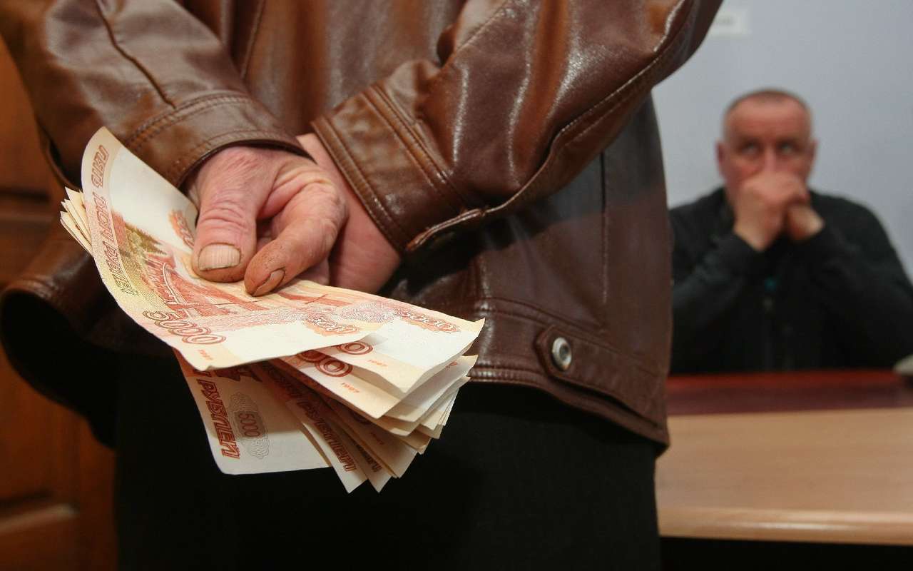 На 5 лет сел гаишник, пытавшийся «отмазать» своих коллег-взяточников