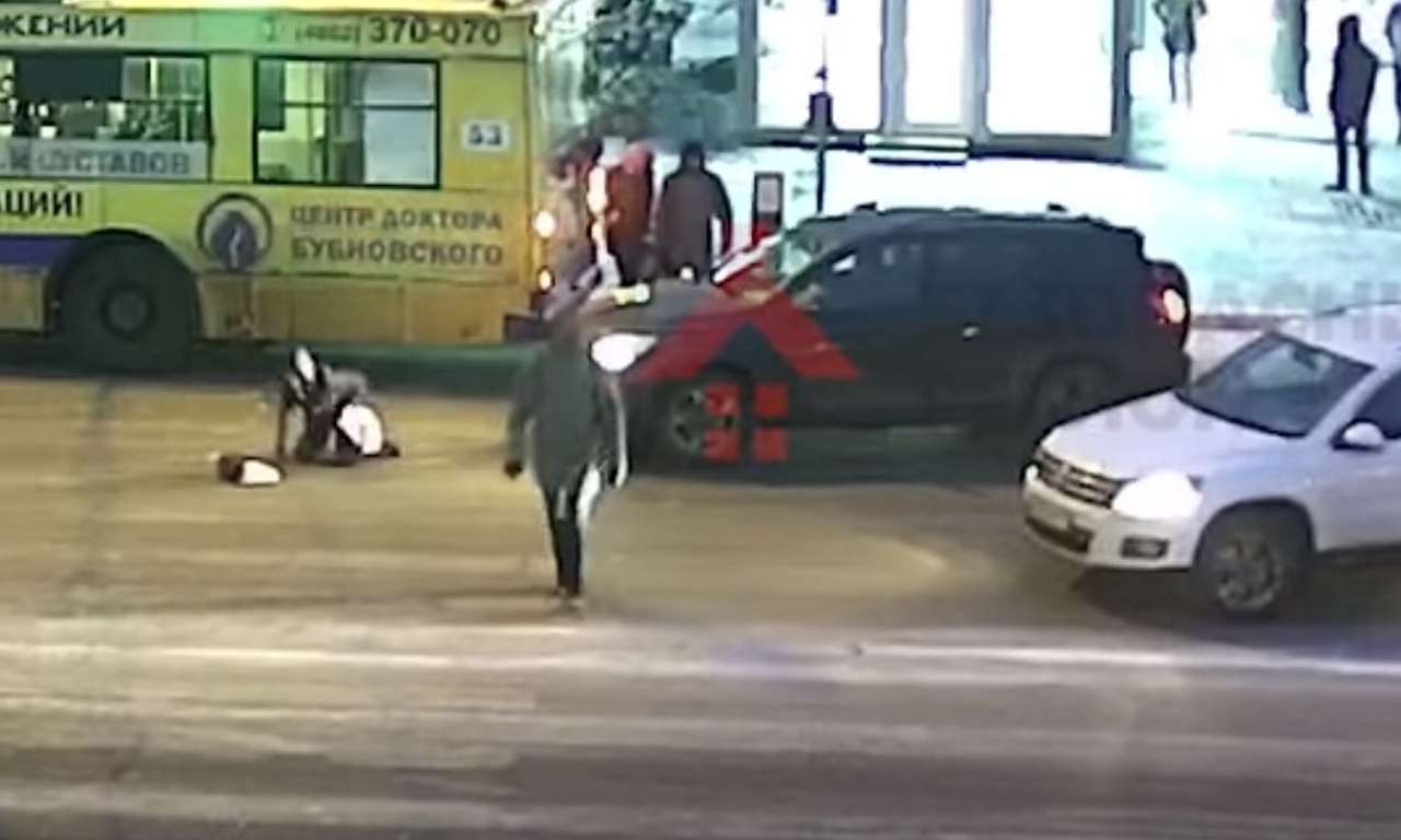 Странная авария: женщина попала под машину, встала и пошла дальше