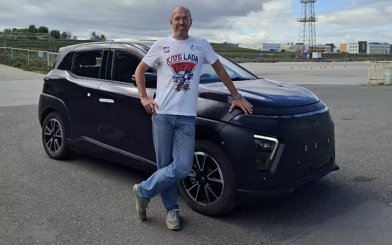 Директор ТСТК «Лада» Юрий Лезин рядом с прототипом электромобиля Атом