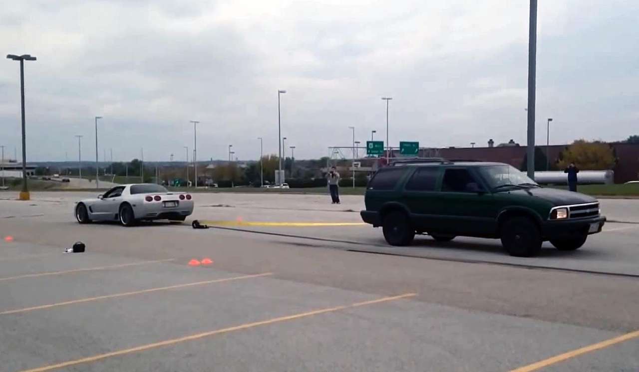 Corvette против Chevy Blazer: перетягивание каната (ВИДЕО)