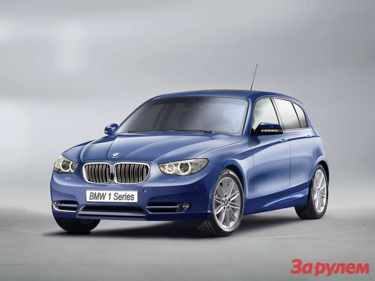 «Ноздри» радиаторной решетки получили от Криса Бэнгла изящную, но странную форму, напоминающую крылья бабочки. В новой машине они станут «правильнее», а сама решетка получит положительный наклон