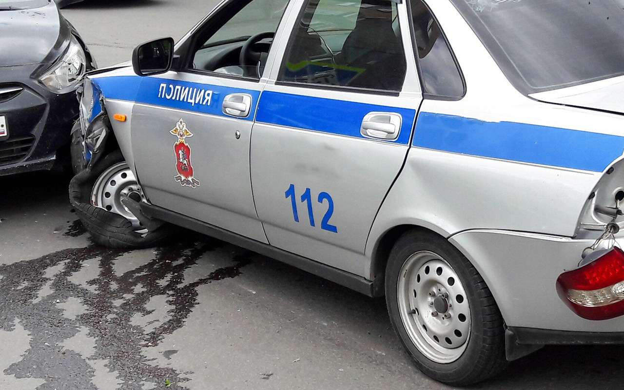 Водитель намеренно врезался в машину полицейских. А те не в обиде