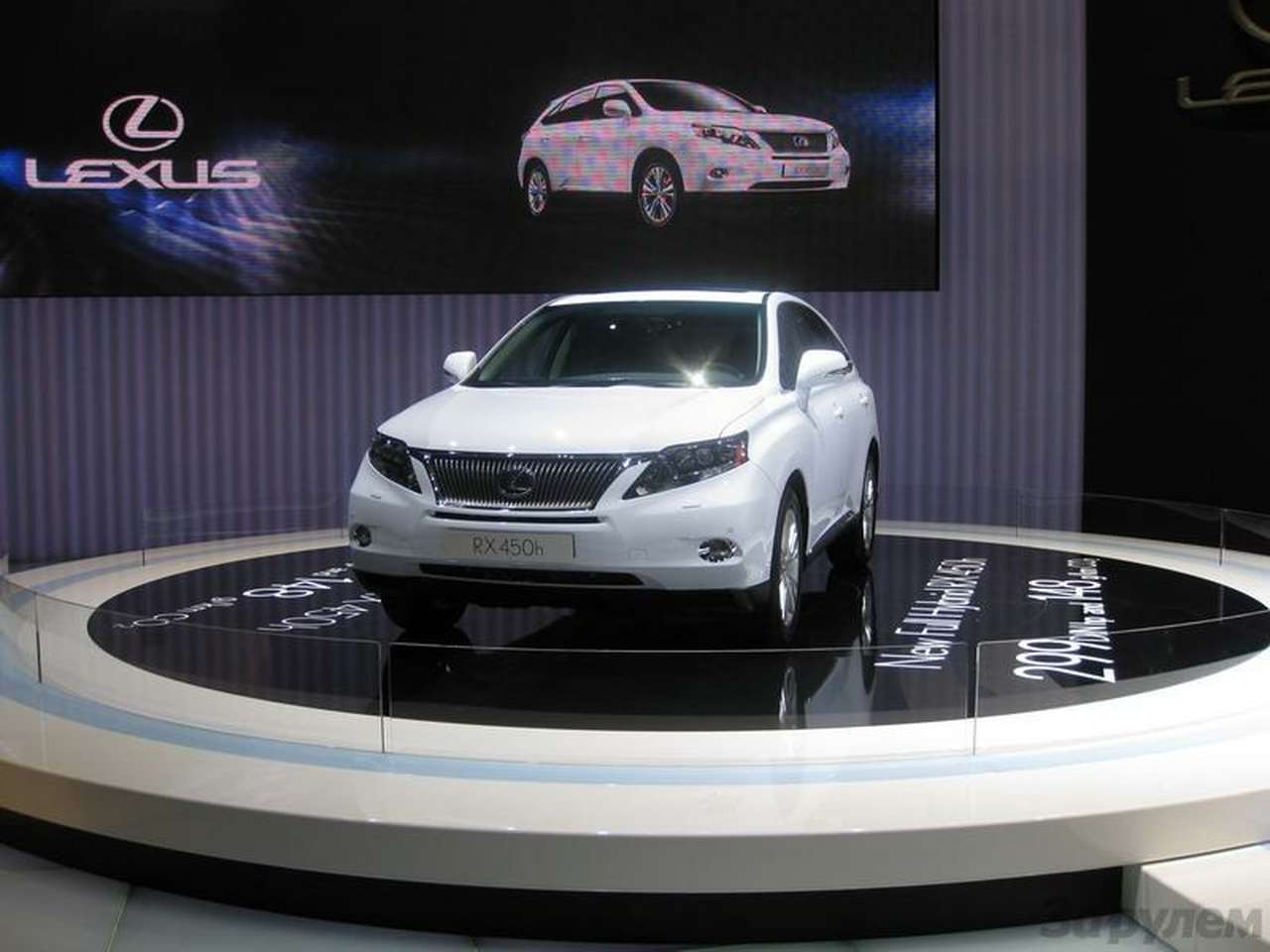 Гибридный RX450h, представленный на Женевском автосалоне, на километр пробега выбрасывает всего 148 г СО2.