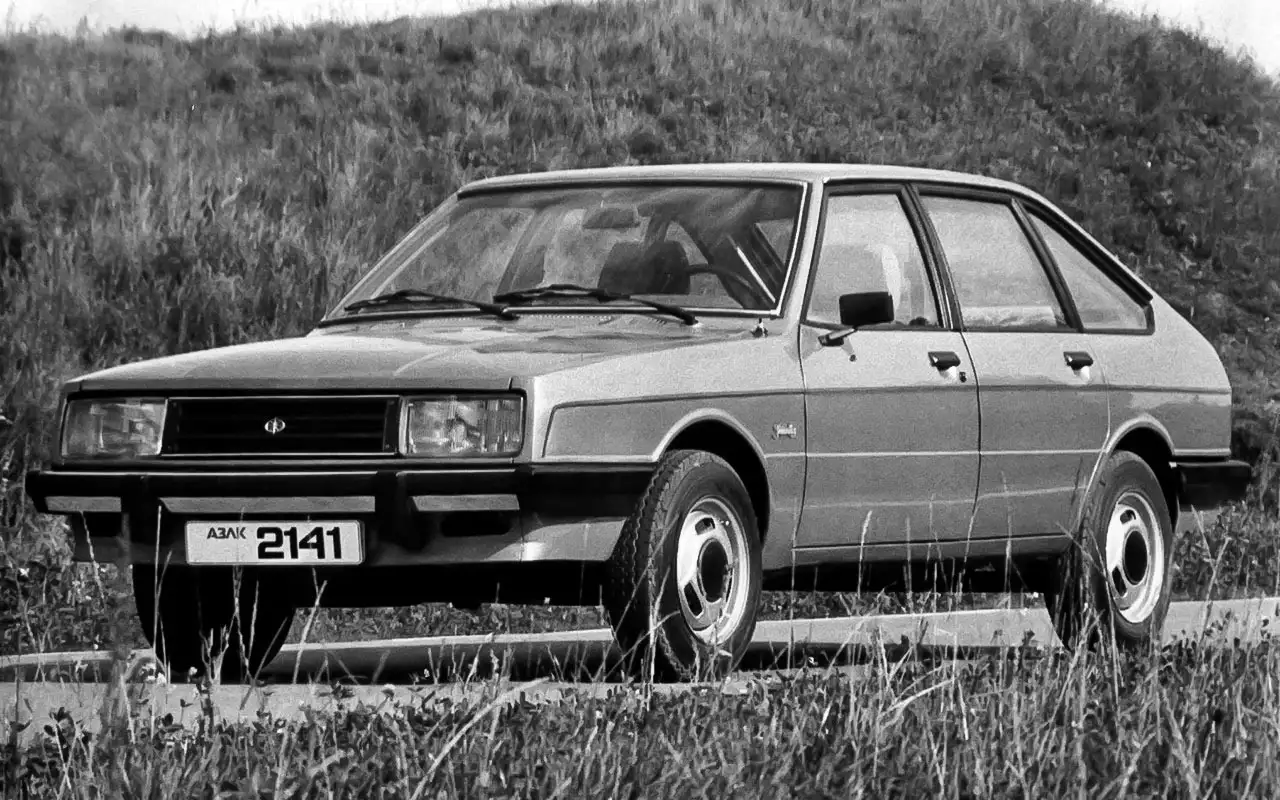 На долгом и тернистом пути к Москвичу-2141 создали несколько разных прототипов. Второй, как и первый, имел в основе французский хэтчбек Simca, но все же отличался от него, имел отечественный двигатель и надпись Golden Ring на боковине. До начала выпуска Москвича-2141 оставалось восемь лет…