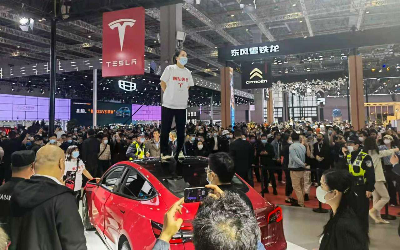 Девушка выступила против Теслы в Шанхае — видео