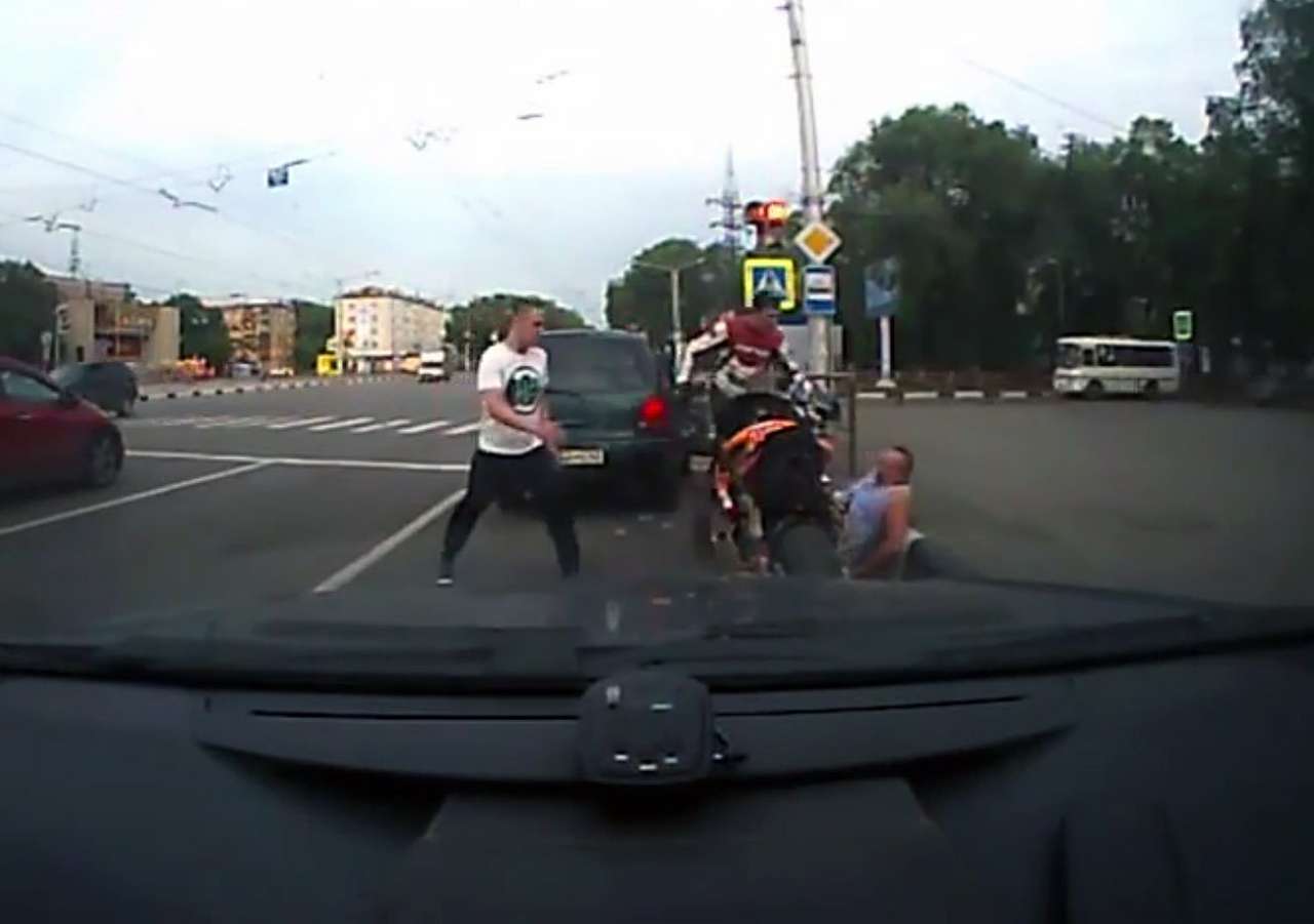 Автомобилист с байкером не поделили дорогу (ВИДЕО)