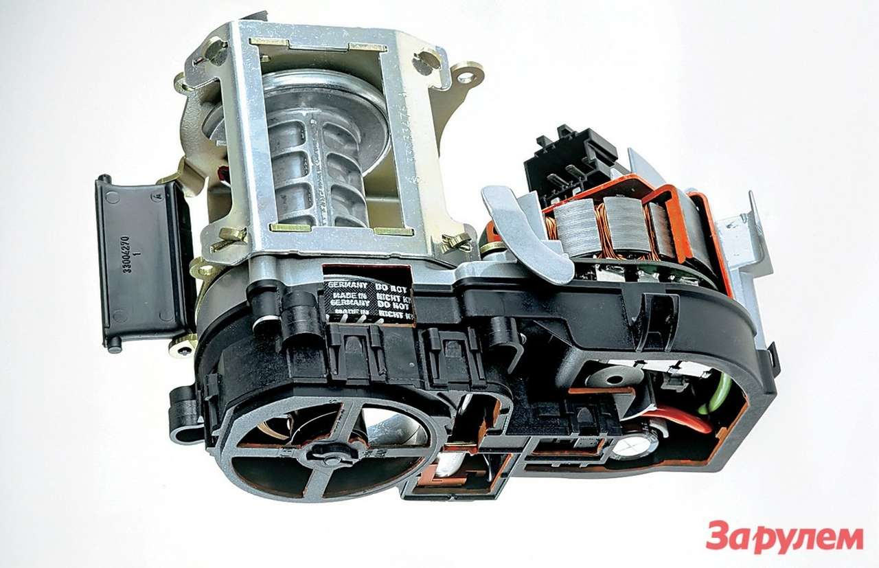 Преднатяжитель с электроприводом системы PRE-SAFE от «Мерседеса».