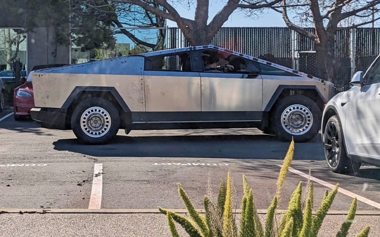 Tesla Cybertruck теперь на штампованных дисках