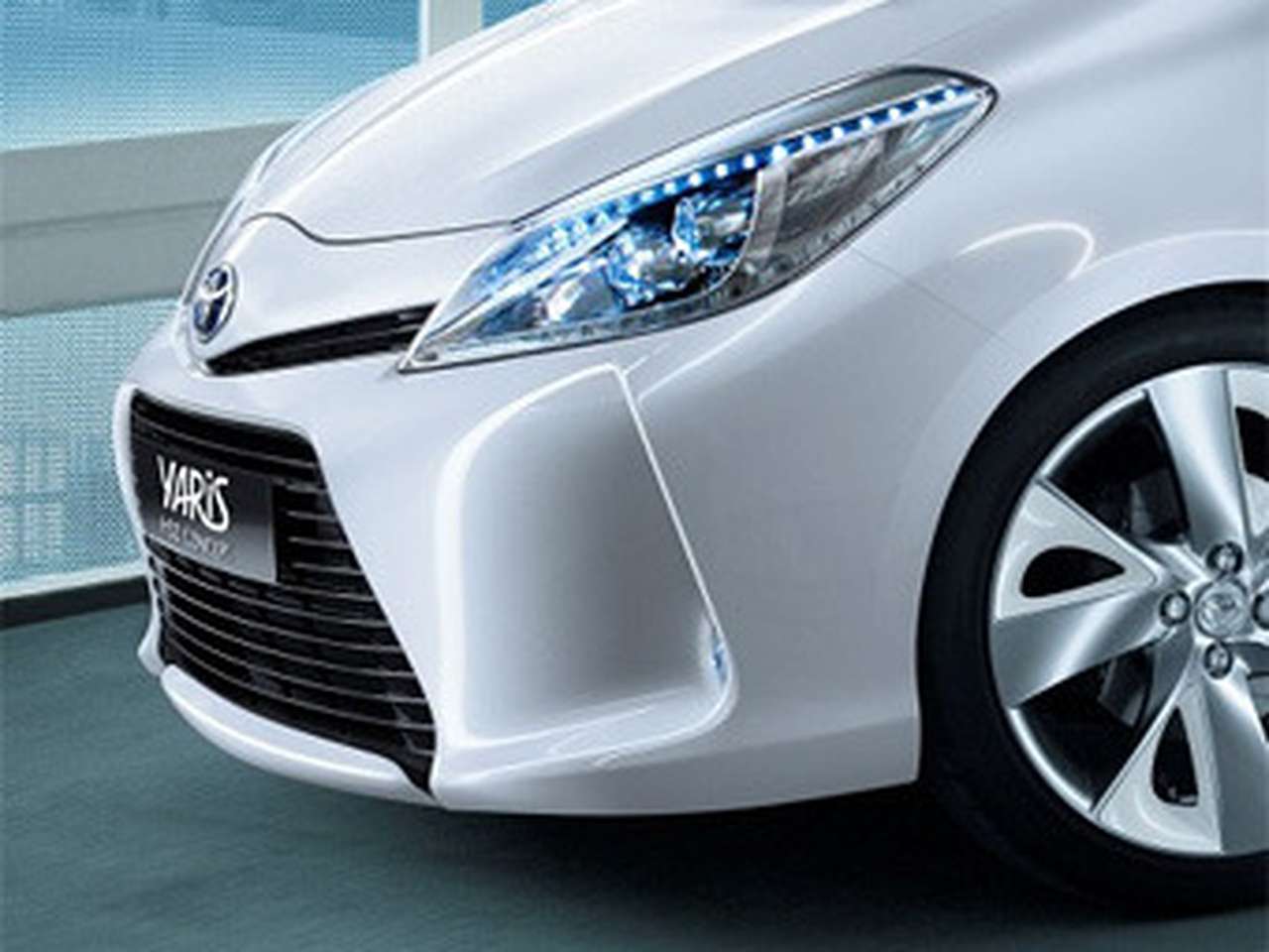 Toyota привезет в Женеву гибридный Yaris