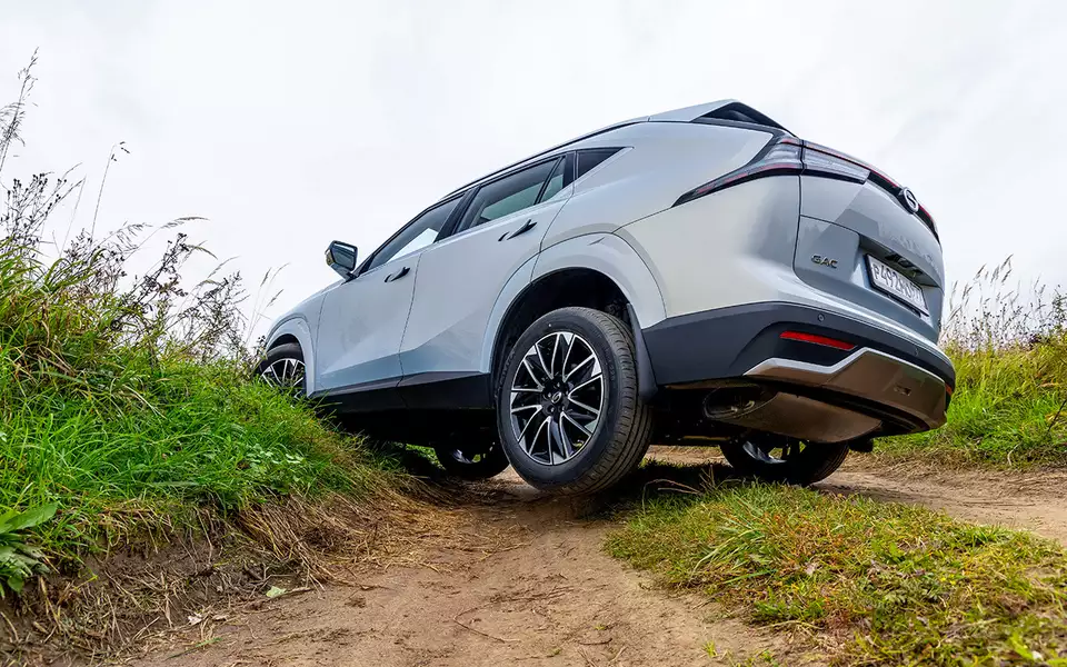 Из такого положения GS4 AWD без заминки трогается и продолжает движение вперед. Перекоса кузова не замечено.