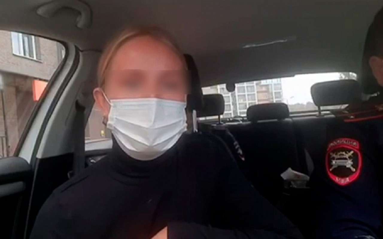 Блогер перевозила малолетнюю дочь, стоящую на переднем сиденье