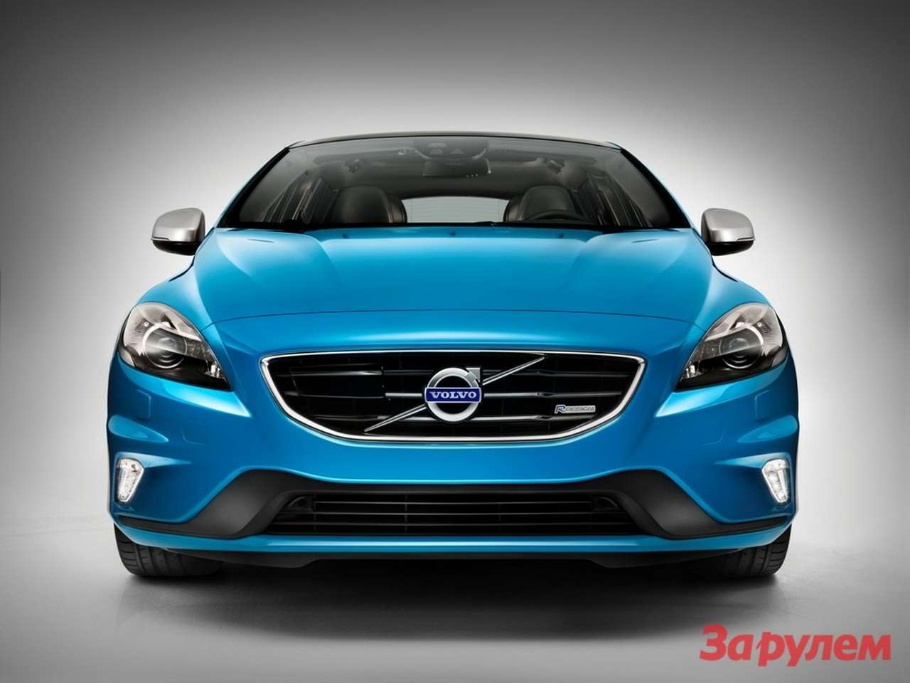 К Парижу Volvo освежила хэтчбек V40 пакетом R-Design