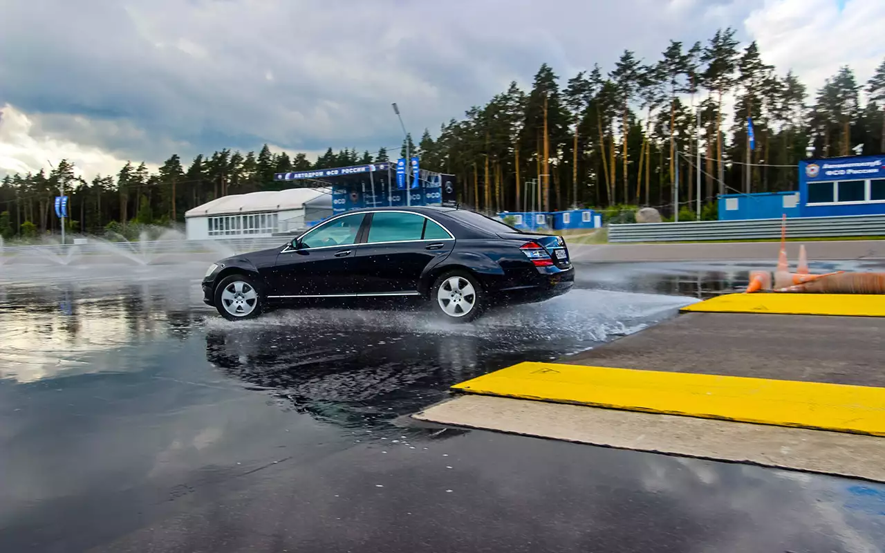 Гордость полигона ФСО – плита динамического заноса, срывающая в занос заднюю ось автомобиля, причем без предупреждения – влево или вправо. Прозевал опасный момент – получишь мгновенный разворот на 180 градусов. Никакая система стабилизации не поможет.
