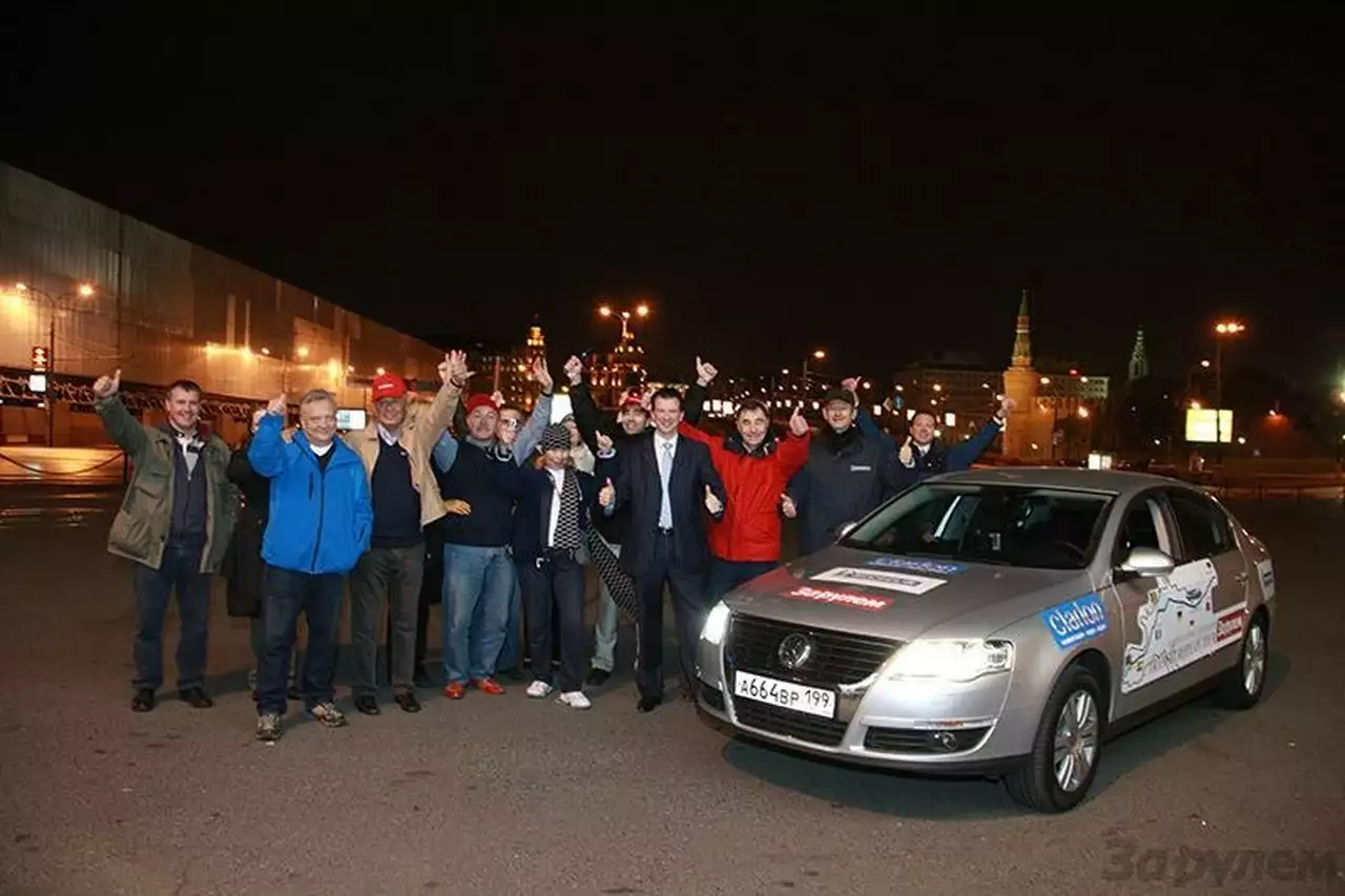 Проводить экипаж пришло много друзей.