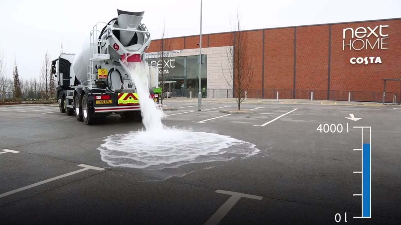 Британцы изобрели асфальт, на котором не бывает луж (ВИДЕО)