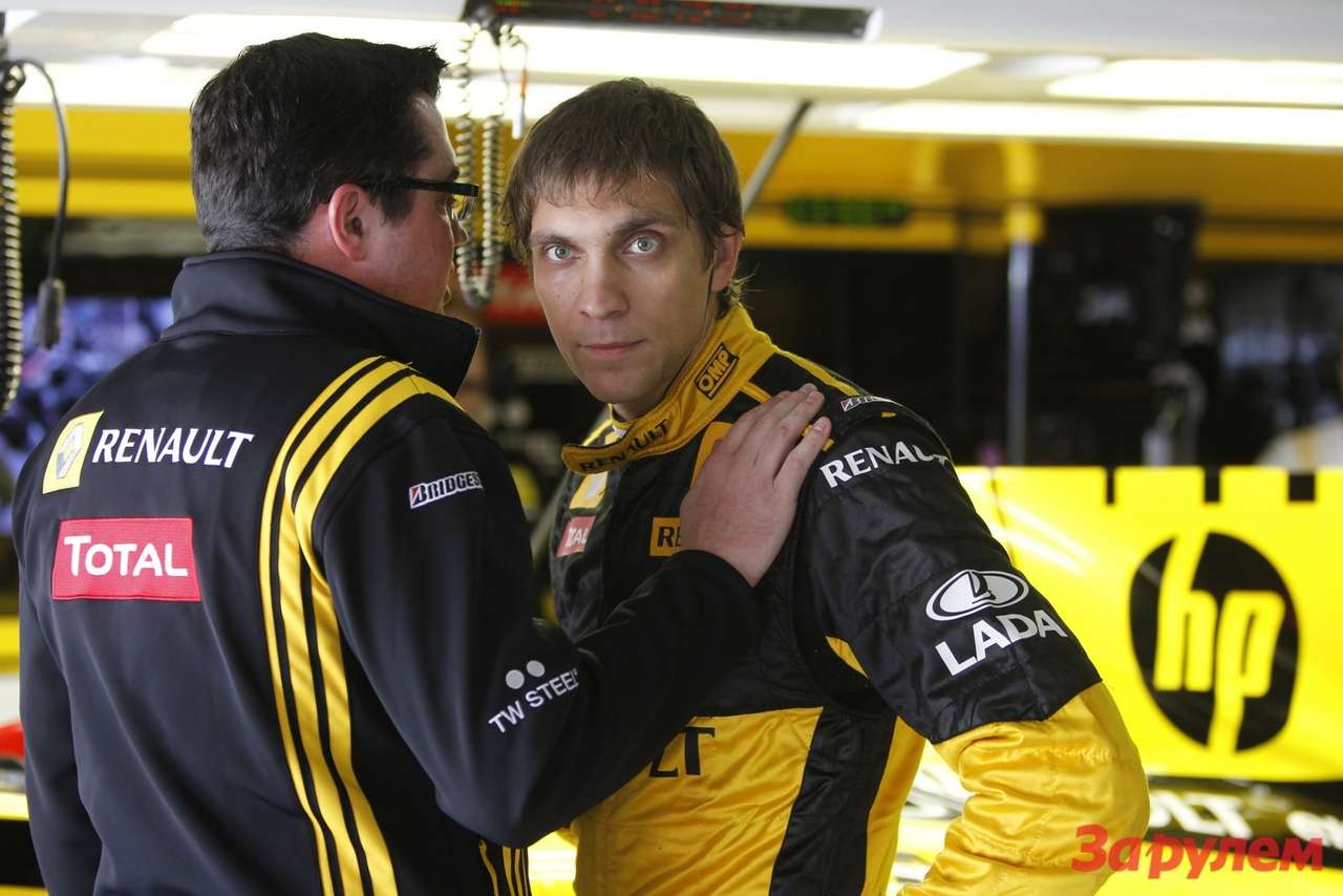 Шеф команды «Рено» Эрик Буйе всегда готов дать полезный совет Виталию Петрову. Россиянин в команде – полноценный игрок, а не «подносчик снарядов» для партнера.