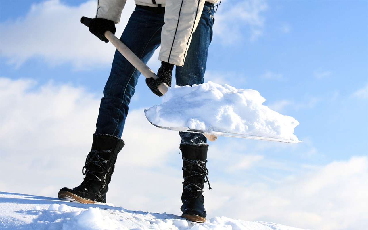 Женщина долго била машину соседа, а затем забросала ее снегом