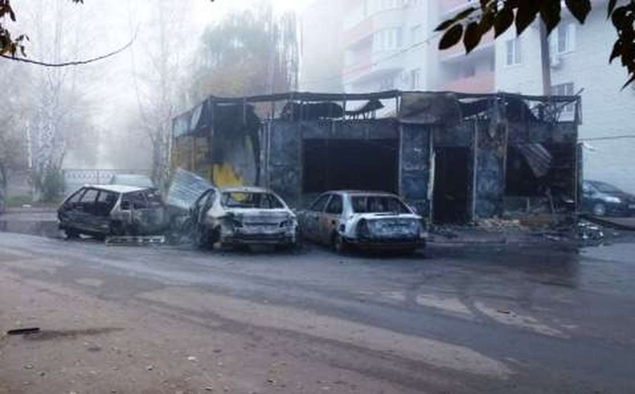 В Ростове-на-Дону сгорело 15 автомобилей