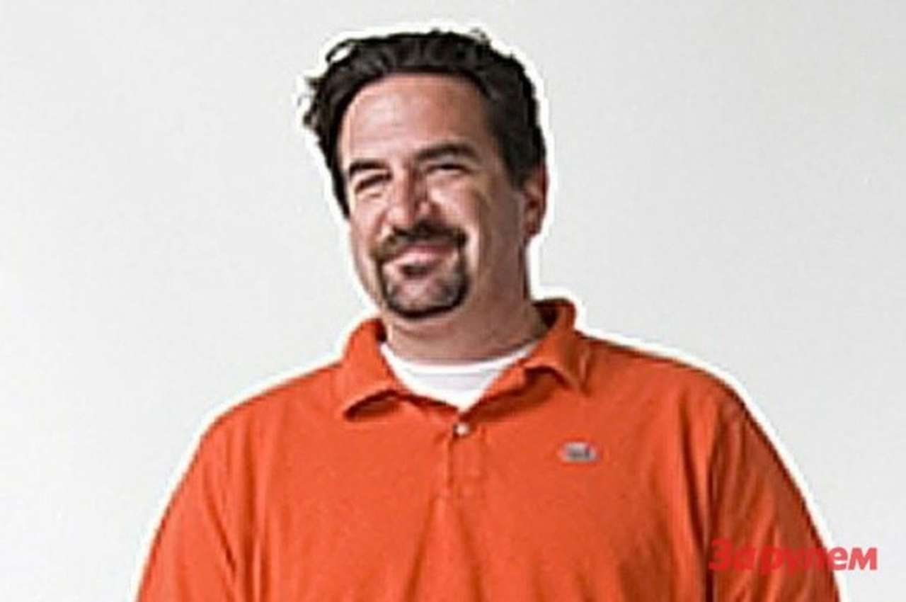 Выпускник калифорнийского дизайнерского колледжа Art Center College of Design также работал на Isuzu