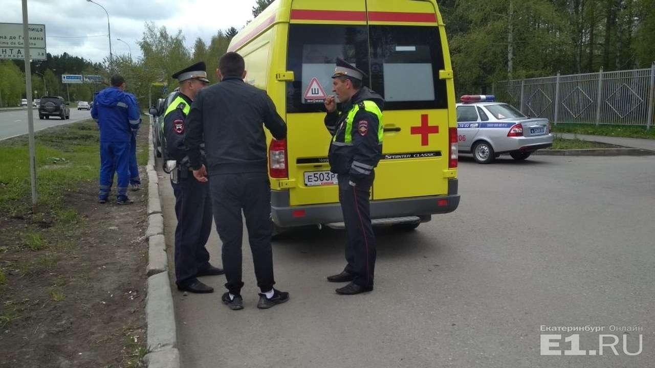 Автохам на Ленд Крузере загородил проезд в больницу и сбил медика