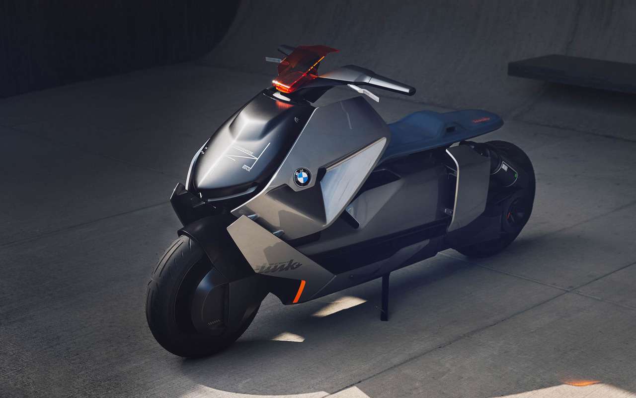 BMW Concept Link Scooter. Это полностью электрический скутер. Что касается его внешности, то глава отдела дизайна BMW Motorrad Александр Бакан объяснил, что при его создании разработчики руководствовались в первую очередь практичностью: «Плоские блоки батарей в основании конструкции и компактный привод на заднем колесе позволили нам создать прекрасный и комфортный байк, который сформирует новый сегмент».