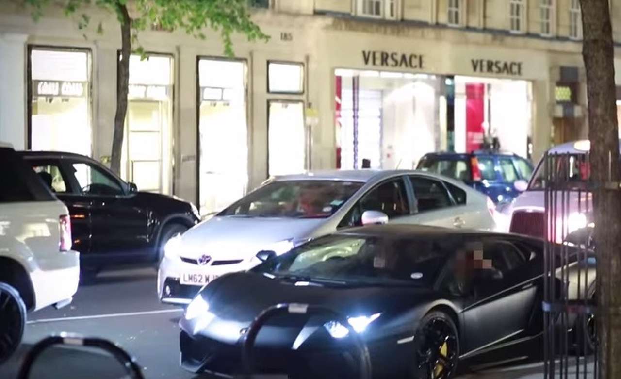 Lamborghini Aventador подвергли «яблочной» атаке (ВИДЕО)