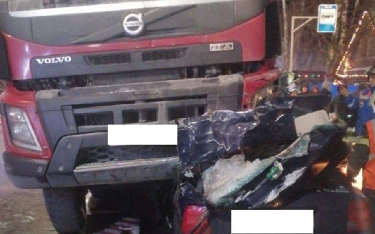 Грузовик подмял под себя легковушку: подробности страшного ДТП